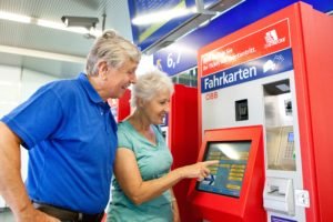 Buying tickets at an ÖBB ticket machine. © ÖBB/Harald Eisenberger
