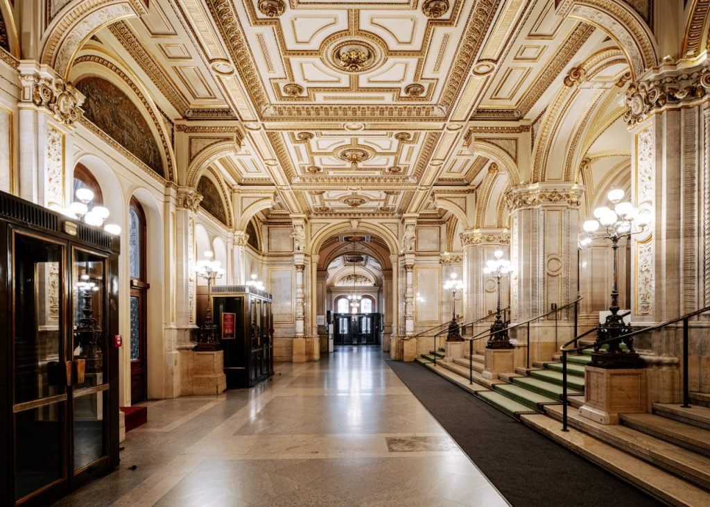 Foyer at Vienna State Opera©WienTourismus/Paul Bauermax.