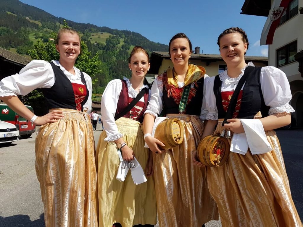 Gauderfest schnapps girls